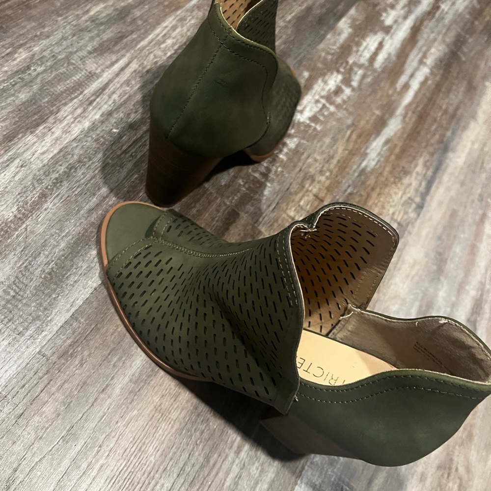 Cute wedge bootie.. excellent condition